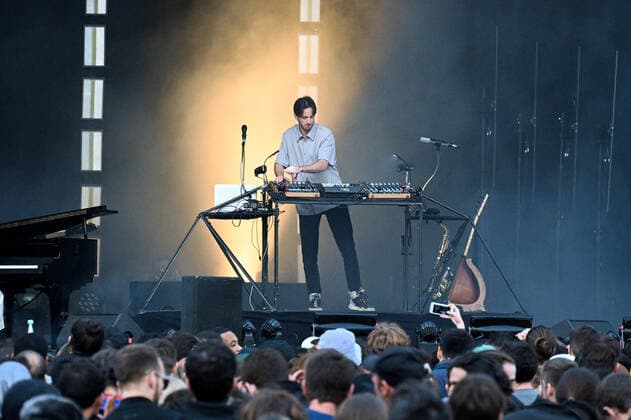 William Reze, dit Thylacine - Le Festival Fnac Live Paris en partenariat avec la Ville de Paris reprend ses quartiers d ete en plein coeur de la capitale. Co organise par la Fnac et la Ville de Paris, le festival revient enfin dans sa forme originelle du 29 juin au 1er juillet. Pour sa 11e edition, cet evenement unique et singulier au coeur de Paris proposera sur ses 3 soirees 29 concerts gratuits sur le Parvis de l Hotel de Ville ainsi que dans ses Salons. NEWS : Le Festival Fnac Live Paris 2022 - 30 06 2022 LionelUrman Panoramic 