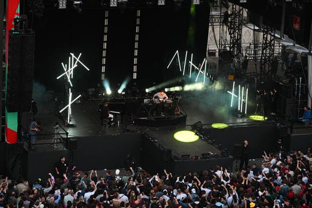 William Reze, dit Thylacine - Le Festival Fnac Live Paris en partenariat avec la Ville de Paris reprend ses quartiers d ete en plein coeur de la capitale. Co organise par la Fnac et la Ville de Paris, le festival revient enfin dans sa forme originelle du 29 juin au 1er juillet. Pour sa 11e edition, cet evenement unique et singulier au coeur de Paris proposera sur ses 3 soirees 29 concerts gratuits sur le Parvis de l Hotel de Ville ainsi que dans ses Salons. NEWS : Le Festival Fnac Live Paris 2022 - 30 06 2022 LionelUrman Panoramic 
