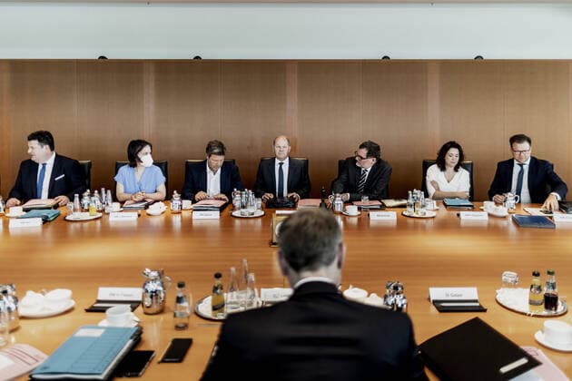 News Themen der Woche KW26 (L-R) Hubertus Heil (SPD), Bundesminister fuer Arbeit und Soziales, Annalena Baerbock (Buendnis 90 Die Gruenen), Bundesaussenministerin, Robert Habeck (Buendnis 90 Die Gruenen), Bundesminister fuer Wirtschaft und Klimaschutz und Vizekanzler, Olaf Scholz (SPD), Bundeskanzler, Wolfgang Schmidt (SPD), Chef des Bundeskanzleramtes, Sarah Ryglewski (SPD), Staatsministerin fuer Bund-Laender-Beziehungen, Carsten Schneider (SPD), Staatsminister fuer Ostdeutschland und gleichwertige Lebensverhaeltnisse, und Christian Lindner (vorne, FDP), Bundesminister der Finanzen, aufgenommen im Rahmen der Sitzung vom Kabinett im Bundeskanzleramt in Berlin, 01.07.2022. Berlin Deutschland *** L R Hubertus Heil SPD , Federal Minister of Labor and Social Affairs, An Copyright: xFlorianxGaertner photothek.dex