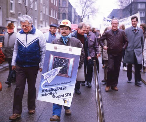 Menschen,Orte und Ereignisse im Jahr 1986-7 Siegen am 10.10.85; Luwigsahafen am 14.10.85; Dortmund am 11.12.1985 und 19.10.1985 . Der Absicht der Veränderung des Âß 116 zum Streikrecht begegneten DGB und Einzelgewerkschaften und zahlreiche Beschäftigte mit zahlreichen und vielfältigen Protesten in der Bundesrepublik. Dortmund. NRW *** People,places and events in 1986 7 Siegen on 10 10 85 Luwigsahafen on 14 10 85 Dortmund on 11 12 1985 and 19 10 1985 The intention to change the Âß 116 on the right to strike was met by DGB and individual unions and numerous employees with numerous and varied protests in the Federal Republic of Dortmund NRW.