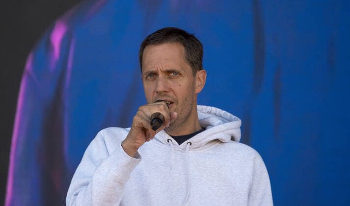 Le chanteur Fabien Marsaud dit Grand Corps Malade en rÃ pÃ tition sur la scene du festival du Printemps de Pirogues Ã la Plaine de l?Ain Ã Saint-Vulbas (01), France le 01 07 2022. CELEBRITES : Festival du Printemps de Pirogues Ã la Plaine de l?Ain Ã Saint-Vulbas - 01 07 2022 SandrineThesillat Panoramic 