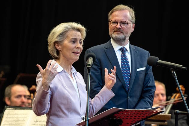 News Bilder des Tages European Commission President Ursula von der Leyen, left, and Czech Prime Minister Petr Fiala, speak prior to Concert for Europe by Czech Philharmonic, within Smetana s Litomysl music festival and Czech EU presidency, on July 1, 2022, in Litomysl, Czech Republic. (CTKxPhoto DavidxTanecek) CTKPhotoP2022070108492  _TAD7327