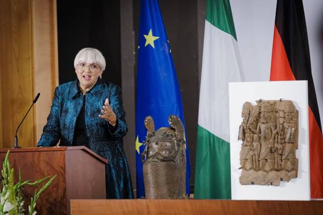 Bilder des Jahres 2022, News 07 Juli News Themen der Woche KW26 News Bilder des Tages Claudia Roth (Buendnis 90 Die Gruenen), Staatsministerin fuer Kultur und Medien, nimmt an einer Veranstaltung anlaesslich der Unterzeichnung einer politischen Erklaerung zu den Benin-Bronzen mit Nigeria teil. Deutschland und Nigeria unterzeichnen eine Vereinbarung zur Rueckgabe der Benin-Bronzen. Berlin, 01.07.2022 Berlin Germany *** Claudia Roth Buendnis 90 Die Gruenen , Minister of State for Culture and Media, attends an event on the occasion of the signing of a political declaration on the Benin Bronzes with Nigeria Germany and Nigeria sign an agreement on the return of the Benin Bronzes Berlin, 01 07 2022 Berlin Germany Copyright: xThomasxTrutschelx