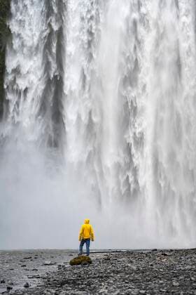 Creative Highlights Symbolbilder Mensch vor großem Wasserfall, Skógafoss, Südisland, Island, Europa *** Human before big Waterfall, Skogafoss, south iceland, Iceland, Europe Copyright: imageBROKER/MaraxBrandl ibxmab08344152.jpg ,model released, Symbolfoto ,property released