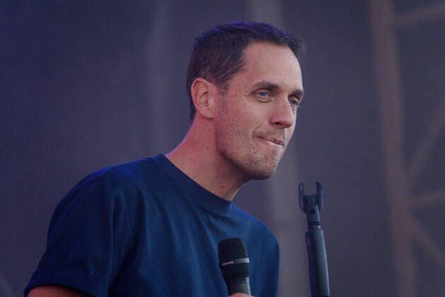 Le chanteur Fabien Marsaud dit Grand Corps Malade sur la scene du festival du Printemps de Pirogues Ã la Plaine de l?Ain Ã Saint-Vulbas (01), France le 01 07 2022. CELEBRITES : Printemps de Perouges au Polo club de St Vulbas - 01 07 2022 SandrineThesillat Panoramic 