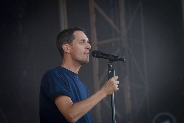 Le chanteur Fabien Marsaud dit Grand Corps Malade sur la scene du festival du Printemps de Pirogues Ã la Plaine de l?Ain Ã Saint-Vulbas (01), France le 01 07 2022. CELEBRITES : Printemps de Perouges au Polo club de St Vulbas - 01 07 2022 SandrineThesillat Panoramic 