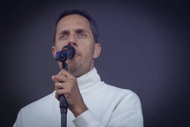 Le chanteur Fabien Marsaud dit Grand Corps Malade sur la scene du festival du Printemps de Pirogues Ã la Plaine de l?Ain Ã Saint-Vulbas (01), France le 01 07 2022. CELEBRITES : Printemps de Perouges au Polo club de St Vulbas - 01 07 2022 SandrineThesillat Panoramic 