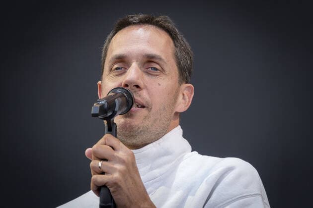 Le chanteur Fabien Marsaud dit Grand Corps Malade sur la scene du festival du Printemps de Pirogues Ã la Plaine de l?Ain Ã Saint-Vulbas (01), France le 01 07 2022. CELEBRITES : Printemps de Perouges au Polo club de St Vulbas - 01 07 2022 SandrineThesillat Panoramic 