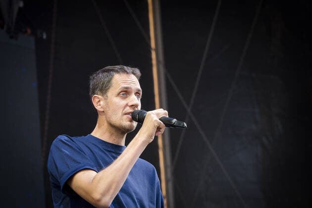 Le chanteur Fabien Marsaud dit Grand Corps Malade sur la scene du festival du Printemps de Pirogues Ã la Plaine de l?Ain Ã Saint-Vulbas (01), France le 01 07 2022. CELEBRITES : Printemps de Perouges au Polo club de St Vulbas - 01 07 2022 SandrineThesillat Panoramic 