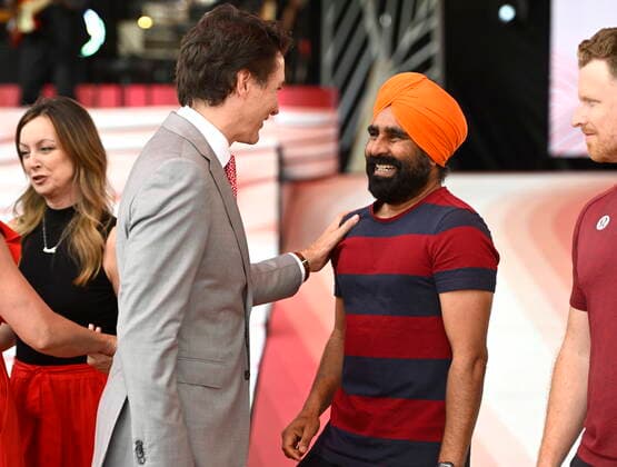 July 1, 2022, Ottawa, ON, CAN: Prime Minister Justin Trudeau speaks with Bhangra dancer Gurdeep Pandher as he greets performers at the end of Canada Day celebrations at LeBreton Flats in Ottawa, on Friday, July 1, 2022. Ottawa CAN  - ZUMAc35_ 20220701_zaf_c35_128 Copyright: xJustinxTangx