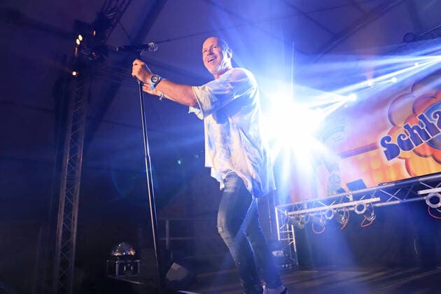 Entertainment Themen der Woche KW26 Entertainment Bilder des Tages Olaf Henning feiert sein 25-jähriges Bühnenjubiläum auf dem Schlagermove! Schon am Vorabend des Schlagermove spielte er seine Hits aus den vergangenen 25 Jahre live on stage und präsentierte sein neues Album Mr. Perfect. Weil ihm der Auftritt im Scha-la-la-lager Party-Zelt bei der Warm-up-Party, soviel Spaß machte, entschloss er sich am Abend gleich zweimal aufzutreten und die Stimmung unter dem Zeltdach anzuheizen. Hamburg, der 01.07.2022 Olaf Henning feiert beim Schlagermove sein 25. Bühnenjubiläum, St. Pauli Hamburg Hamburg Deutschland Hamburg *** Olaf Henning celebrates his 25th stage anniversary at the Schlagermove Already on the eve of the Schlagermove he played his hits from the past 25 years live on stage and presented