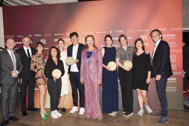 VL. Soehnke Wortmann Ingo Fliess Jury Amil Bagriacik Jury Mitte -Diana Iljine Filmfest Muenchen Rechts-Christoph Groener Filmfest Muenchen Mit Preistraegern Muenchen 01.07,2022 HFF-Foerderpreis Neues Kino Verleihung Muenchen