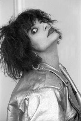 Nina Hagen (Musikerin) 11 89 ue Nina Hagen am Rande einer Aufzeichnung von DALL-As in Wien im November 1989 Deutschland deutsch deutsche Frau Musik Gesang Sängerin Songwriterin Rock Rockmusik Punk Schauspiel Schauspielerin german female singer actress hoch Portrait neutral Grimasse Faxen machend sw *** Nina Hagen musician 11 89 ue Nina Hagen on the sidelines of a recording of DALL As in Vienna in November 1989 Germany German German woman music singing singer songwriter rock rock music punk acting actress german female singer actress high portrait neutral grimace making faxes bw