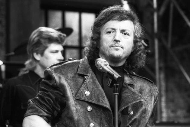Frank Farian (Musikproduzent) 06 87 vZ Frank Farian im Juni 1987 in Extratour , RB ARD TV Fernsehen Musiksendung live Auftritt Bühne Deutschland deutsch deutscher Mann Musik Produktion Produzent Komponist Pop Popmusik Sänger Gesang german producer music musician singer songwriter quer Portrait neutral Mikrofon sw *** Frank Farian music producer 06 87 vZ Frank Farian in June 1987 in Extratour , RB ARD TV television music show live performance stage germany german german man music production producer composer pop pop music singer singing german producer music musician singer songwriter cross portrait neutral microphone bw