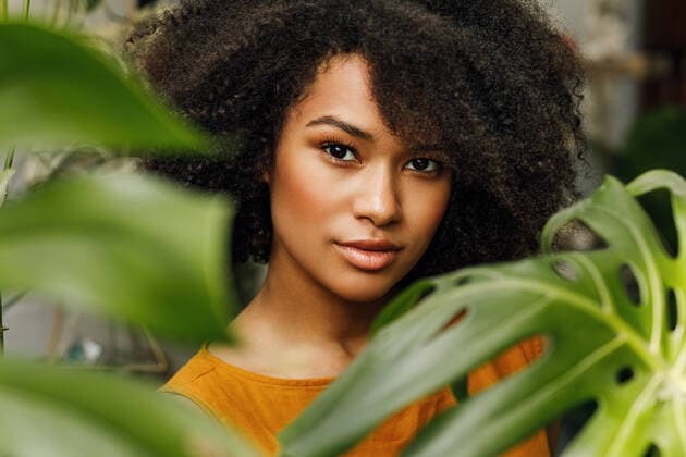 Creative Highlights Symbolbilder Portrait of a beautiful young woman in plant shop Copyright: xArtemxVarnitsinxArtemxVarnitsinx