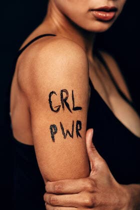 Creative Highlights Symbolbilder Serious woman with letters GRL PWR on her hand Copyright: xArtemxVarnitsinxArtemxVarnitsinx