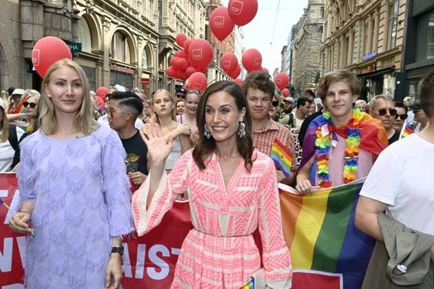 Bilder des Jahres 2022, Entertainment 07 Juli Entertainment Themen der Woche KW26 Entertainment Bilder des Tages Finnish Prime Minister Sanna Marin (C) participates in the Helsinki Pride 2022 march in Helsinki, Finland, on July 2, 2022. Helsinki Finland  Copyright: xJussixNukarix LKFTJK20220702132152XHHQ