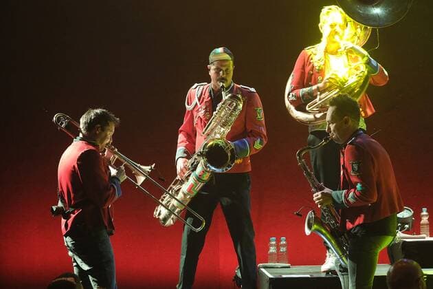 01.07..2022 xkhx Kassel Kulturzelt Konzert Techno Marching Band MEUTE elf Schlagzeuger und Hornisten aus Hamburg