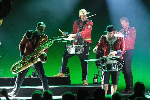 01.07..2022 xkhx Kassel Kulturzelt Konzert Techno Marching Band MEUTE elf Schlagzeuger und Hornisten aus Hamburg