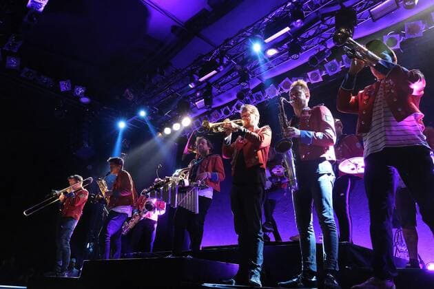 01.07..2022 xkhx Kassel Kulturzelt Konzert Techno Marching Band MEUTE elf Schlagzeuger und Hornisten aus Hamburg