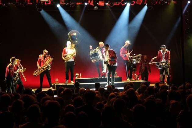 01.07..2022 xkhx Kassel Kulturzelt Konzert Techno Marching Band MEUTE elf Schlagzeuger und Hornisten aus Hamburg