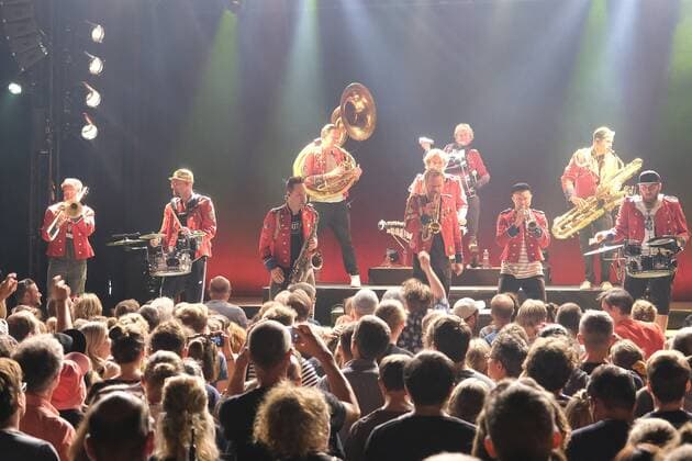 01.07..2022 xkhx Kassel Kulturzelt Konzert Techno Marching Band MEUTE elf Schlagzeuger und Hornisten aus Hamburg