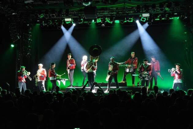 01.07..2022 xkhx Kassel Kulturzelt Konzert Techno Marching Band MEUTE elf Schlagzeuger und Hornisten aus Hamburg