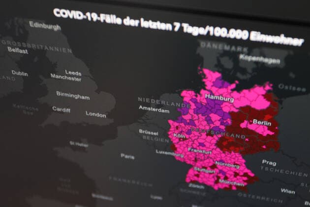 Dashboard des RKI, die 7-Tage-Inzidenz liegt nun bei 696,5 7-Tage-Inzidenz, Dashboard des RKI auf einem Monitor am 02.07.2022 in Siegen Deutschland.