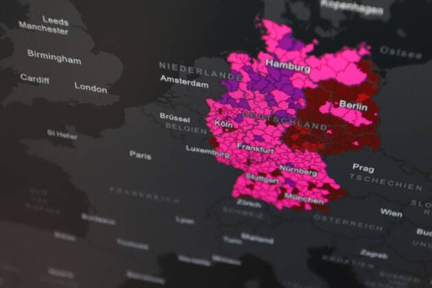 Dashboard des RKI, die 7-Tage-Inzidenz liegt nun bei 696,5 7-Tage-Inzidenz, Dashboard des RKI auf einem Monitor am 02.07.2022 in Siegen Deutschland.