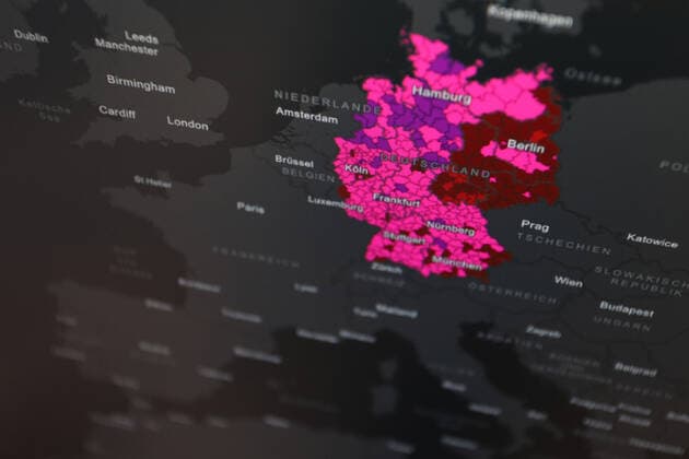 Dashboard des RKI, die 7-Tage-Inzidenz liegt nun bei 696,5 7-Tage-Inzidenz, Dashboard des RKI auf einem Monitor am 02.07.2022 in Siegen Deutschland.