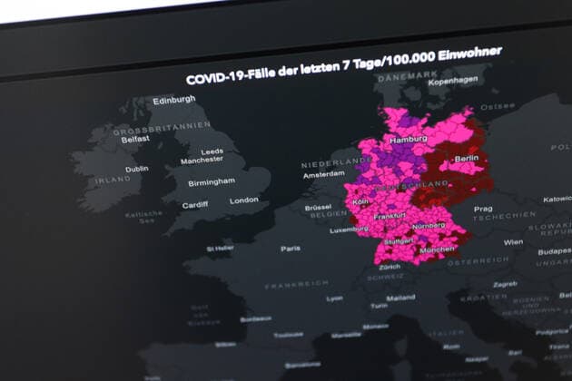 Dashboard des RKI, die 7-Tage-Inzidenz liegt nun bei 696,5 7-Tage-Inzidenz, Dashboard des RKI auf einem Monitor am 02.07.2022 in Siegen Deutschland.