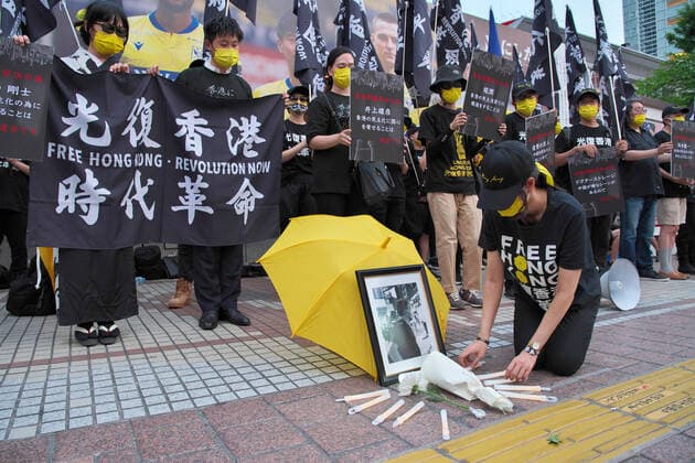Bilder des Jahres 2022, News 07 Juli News Themen der Woche KW26 Protester offer flowers during a rally against Communist China s government in Tokyo, Japan on July 2, 2022. Hong Kong marked 25 years since handover from Britain to China on July 1.  TKP2022070208 KEIZOxMORI