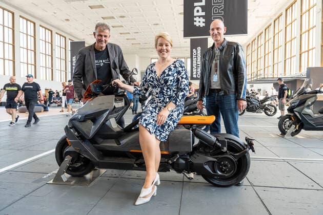 Bilder des Jahres 2022, News 07 Juli News Themen der Woche KW26 News Bilder des Tages 02.07.2022,Berlin,Deutschland,GER,die BMW Motorrad Days 2022 am Messegelände Funkturm (Sommergarten).Franziska Giffey Regierende Bürgermeisterin von Berlin ist vor Ort (Presserundgang).BMW CE 04 ist ein elektrischer emissionsfreier Scooter *** 02 07 2022,Berlin,Germany,GER,the BMW Motorrad Days 2022 at the Messegelände Funkturm Summer Garden Franziska Giffey Governing Mayor of Berlin is on site Press tour BMW CE 04 is an electric emission-free scooter