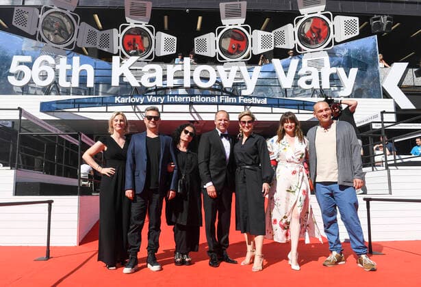 Bilder des Jahres 2022, Entertainment 07 Juli Entertainment Themen der Woche KW26 Entertainment Bilder des Tages Delegation of the competition film Fucking Bornholm, from left Izabela Kiszka-Hoflik, Marcel Slawinski, Katarzyna Sobanska, actor Maciej Stuhr, director Anna Kazejak, Marta Lewandowska and screenwriter Filip Kasperaszek attend a premiere of the competition film Fucking Bornholm within the 56th International Film Festival Karlovy Vary (KVIFF), on July 2nd, 2022, in Karlovy Vary, Czech Republic. (CTKxPhoto KaterinaxSulova) CTKPhotoP2022070205205  suk026