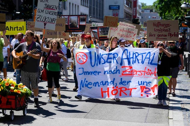 News Themen der Woche KW26 News Bilder des Tages Ahrtal Opfer demonstrieren vor Landtag 02.07.2022 Mainz Demo von Menschen die Opfern der Hochwasserkatastorphe 2021 im Ahrtal waren. Die Demonstranten treffen sich am Hauptbahnhof und laufen dann Landtag Rheinland-Pfalz. Mainz Mainz Rheinland-Pfalz Germany *** Ahr Valley victims demonstrate in front of state parliament 02 07 2022 Mainz Demo of people who were victims of the 2021 flood catastrophes in the Ahr Valley The demonstrators meet at the main station and then walk Landtag Rheinland Pfalz Mainz Mainz Rheinland Pfalz Germany