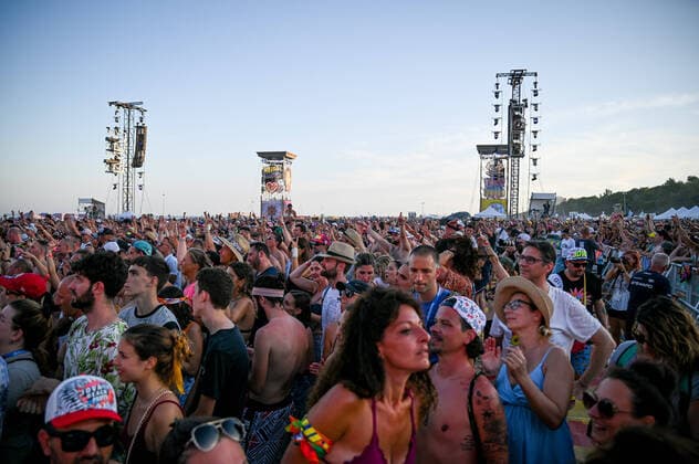 IMAGO Nature: Unsere Erde, Umweltprobleme, Überbevölkerung Jovanotti Performs In Lignano Sabbiadoro Fans during the Italian singer Music Concert Jovanotti - Beach party 2022 on July 02, 2022 at the Arena concerti in Lignano Sabbiadoro, Italy Lignano Sabbiadoro Italy  Copyright: xEttorexGriffonix originalFilename: livemedia-jovanott220702_np7q9.jpg