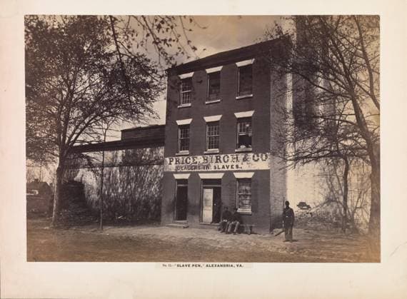IMAGO History, Ende des afrikanischen Sklavenhandels und die Abschaffung der Sklaverei: 1807-1888 Slave Pen, Alexandria, Virginia 1863 Andrew Joseph Russell American Better known for his later views commissioned by the Union Pacific Railroad, A. J. Russell, a captain in the 141st New York Infantry Volunteers, was one of the few Civil War photographers who was also a soldier. As a photographer-engineer for the U.S. Military Railroad Con struction Corps, Russell s duty was to make a historical record of both the technical accomplishments of General Herman Haupt s engineers and the battlefields and camp sites in Virginia. This view of a slave pen in Alexandria guarded, ironically, by Union officers shows Russell at his most insightful; the pen had been converted by the Union Army into a prison for captured Confederate soldiers. Between 183 Copyright: xpiemagsx Metbot-35964