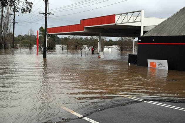 Bilder des Jahres 2022, News 07 Juli News Themen der Woche KW26 News Bilder des Tages FLOODING NSW, A petrol station is seen inundated by floodwaters in Camden in South Western Sydney, Sunday, July 3, 2022. ( NO ARCHIVING, EDITORIAL USE ONLY, NO USE IN BOOKS WITHOUT CONSENT SYDNEY NSW AUSTRALIA  Copyright: xMICKxTSIKASx 20220703001675814460