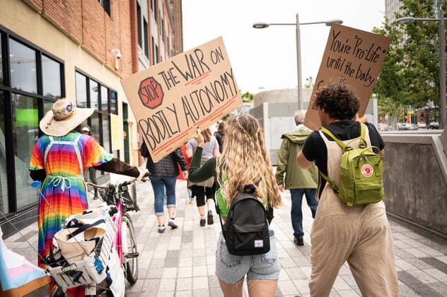 July 2, 2022, Berkeley, CA, United States: Pro Choice Protesters march in downtown Berkeley holding placards during the demonstration against the Supreme Courts recent decision to overturn Roe Vs. Wade. Protesters of all ages and gender, demonstrate against the recent decision to overturn Roe vs. Wade. Speeches and chants were expressed during the 2 mile walk from downtown to the University of Berkeley. Many cars and people watching were in support of the demonstrators. Berkeley United States - ZUMAs197 20220702_zaa_s197_274 Copyright: xPatxMazzerax