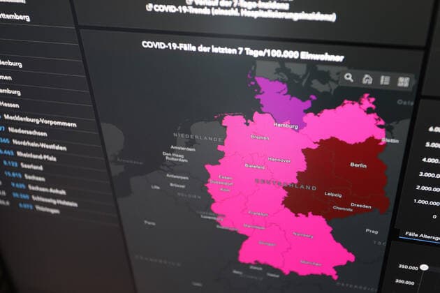 Dashboard des RKI, die 7-Tage-Inzidenz liegt nun bei 665,0 7-Tage-Inzidenz, Dashboard des RKI auf einem Monitor am 03.07.2022 in Siegen Deutschland.