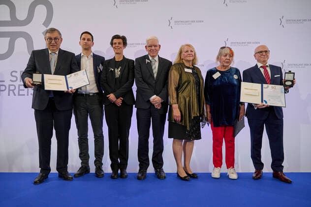 Bilder des Jahres 2022, News 07 Juli News Themen der Woche KW26 News Bilder des Tages Der Zentralrat der Juden in Deutschland hat am Sonntag (03.07.2022) in Berlin zwei Vereine mit dem Paul-Spiegel-Preis fuer Zivilcourage geehrt. Der Fussballverein Tennis Borussia Berlin wurde bei dem Festakt fuer sein Engagement gegen Rechtsextremismus und Antisemitismus ausgezeichnet. Die bundesweite Initiative Omas gegen Rechts erhielt die Auszeichnung fuer ihre Kampagnen gegen Antisemitismus und Rassismus. Ihr war der Preis bereits 2020 zuerkannt worden, die Auszeichnung konnte jedoch coronabedingt nicht zeitnah ueberreicht werden. (Foto v.l.: Abraham Lehrer, Vizepraesident des Zentralrats der Juden in Deutschland EDITORIAL USE ONLY