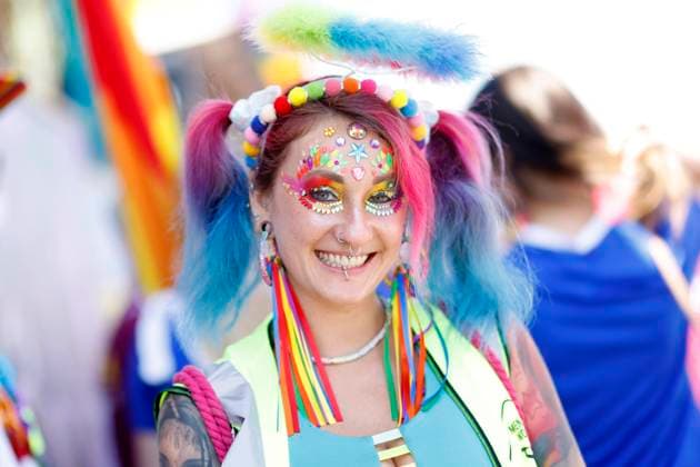 Teilnehmer beim Christopher Street Day 2022 in Köln. Im Rahmen des CSD wird in Köln ein dreitägiges Straßenfest unter dem Motto Für Menschenrechte. Viele. Gemeinsam. Stark gefeiert. Die CSD-Parade bildet den Höhepunkt der Festivitäten und wird von zahlreichen Gruppen gesäumt. Köln, 03.07.2022 NRW Deutschland Copyright: xChristophxHardtx