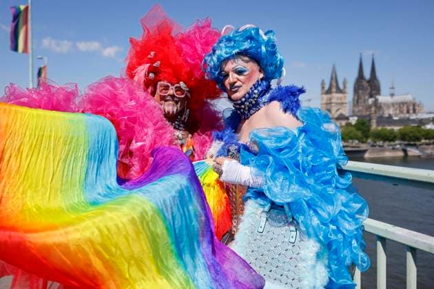 Teilnehmer beim Christopher Street Day 2022 in Köln. Im Rahmen des CSD wird in Köln ein dreitägiges Straßenfest unter dem Motto Für Menschenrechte. Viele. Gemeinsam. Stark gefeiert. Die CSD-Parade bildet den Höhepunkt der Festivitäten und wird von zahlreichen Gruppen gesäumt. Köln, 03.07.2022 NRW Deutschland Copyright: xChristophxHardtx