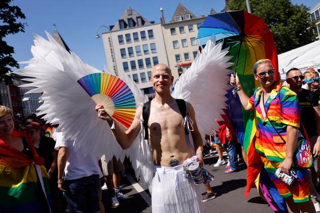 Teilnehmer beim Christopher Street Day 2022 in Köln. Im Rahmen des CSD wird in Köln ein dreitägiges Straßenfest unter dem Motto Für Menschenrechte. Viele. Gemeinsam. Stark gefeiert. Die CSD-Parade bildet den Höhepunkt der Festivitäten und wird von zahlreichen Gruppen gesäumt. Köln, 03.07.2022 NRW Deutschland *** Participants at Christopher Street Day 2022 in Cologne As part of the CSD, a three-day street festival is celebrated in Cologne under the motto For Human Rights Many Together Strong The CSD parade is the highlight of the festivities and is lined by numerous groups Cologne, 03 07 2022 NRW Germany Copyright: xChristophxHardtx