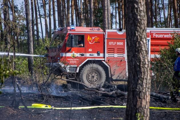 News ID: EN 22-07-03-02 220703WaldbrandGohirschheide Erneut Waldbrand in Gohrischheide Die Kameraden der Feuerwehren rund um der Gohrischer Heide kommen einfach nicht zur Ruhe. Am Sonntagnachmittag gegen 16:30 brach in der Gohrischerheide erneut ein Brand aus. Diesmal brannte es am Waldrand im Nordosten des großen Waldes. Seit zwei Wochen sind die Kameraden im Dauerreinsatz. Diesmal brannten laut dem Einsatzleiter Marco Bretschneider von der Feuerwehr Zeitnhain an die 4000 qm2 Waldfläche. Umgehend rückten zahlreiche Kameraden mit mehreren Tanklöschfahrzeugen an. Auch umliegende Bauern unterstützten die Kameraden mit Wasser. Auch ein Großtanklöschfahrzeug kam zum Einsatz. Unterstützung erhielten die Kameraden auch aus dem benachbar