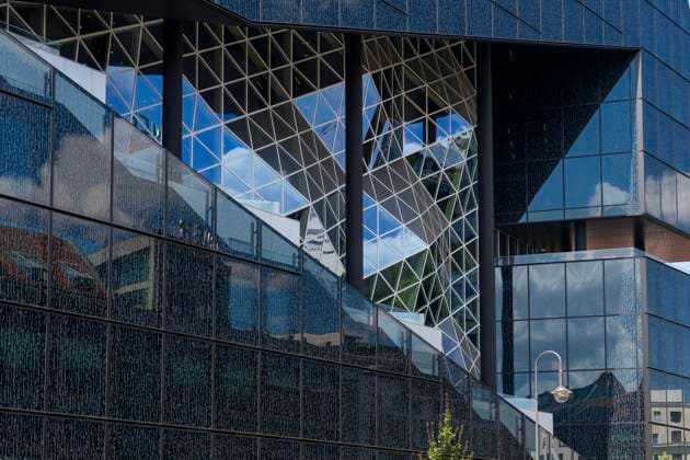 Die moderne Fassade des 2020 eingeweihten Axel-Springer-Neubaus in der Axel-Springer-Straße in Berlin-Kreuzberg. Getönte Glasflächen und Bauelemente in 3D-Optik bilden die Fassade. Foto: Volker Hohlfeld Axel-Springer-Neubau