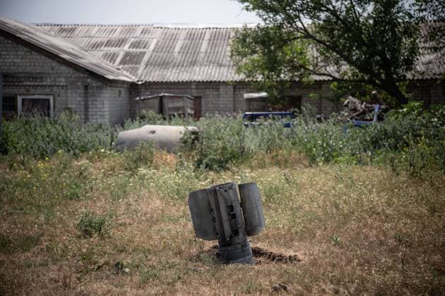 News Bilder des Tages July 3, 2022, Slaviansk, Slaviansk, Ukraine: A rocket stuck in the ground near a farm in the village of Mayaky on the outskirts of the city of Sloviansk. Six people were killed in Sloviansk on Sunday by heavy shelling from Russians rocket lounchers, local officials said. The attack was the worst shelling to hit the city recently. Slaviansk Ukraine - ZUMAb136 20220703_zap_b136_023 Copyright: xMichalxBurzax