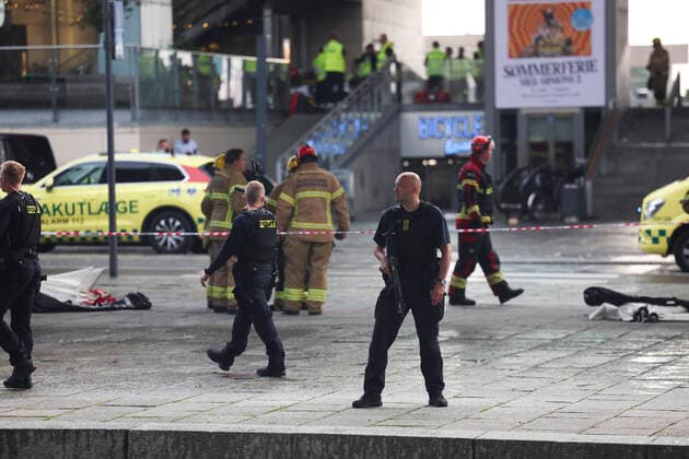 Bilder des Jahres 2022, News 07 Juli News Themen der Woche KW26 News Bilder des Tages KÖOENHAMN 20220703 Polis och räddningsfordon i närheten där flera personer har träffats vid en skottlossning pa ett köpcentrum i Köpenhamn. Flera personer sköts ihjäl i köpcentrumet i Köpenhamn, uppger polisen vid en pressträff. KÖPENHAMN DANMARK x10600x *** KÖOENHAMN 20220703 Police and rescue vehicles nearby where several people have been hit in a shooting at a shopping centre in Copenhagen Several people were shot dead at the shopping centre in Copenhagen, police said at a press conference KÖPENHAMN DANMARK x10600x  Copyright: xAndreasxHillergrenxx xTTx KÖPENHAMNSKOTT