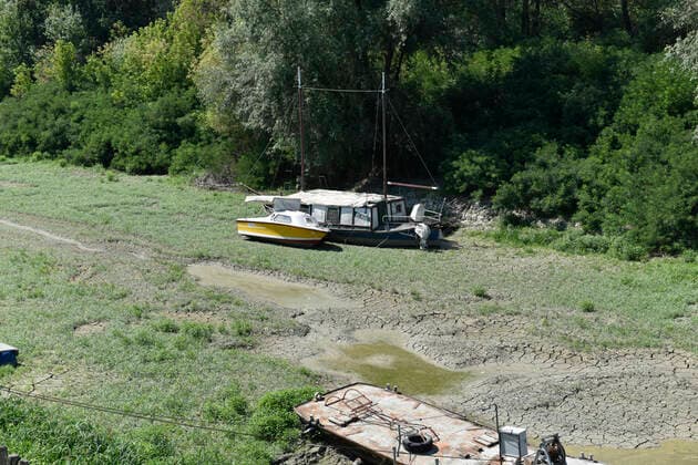 News Themen der Woche KW26 News Bilder des Tages July 3, 2022, Parma, Emilia Romagna, Italy: The drought emergency continues in the north of Italy bent by the absence of rains and by the hot temperatures of this summer. General view of the port of the River Po in Porticella, province of Parma, in northern Italy Parma Italy - ZUMAs232 20220703_zip_s232_020 Copyright: xErvinxShulkux