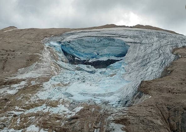 Bilder des Jahres 2022, News 07 Juli News Themen der Woche KW26 News Bilder des Tages Italien, Tote bei Gletscherabbruch in den italienischen Alpen (220703) -- MARMOLADA GLACIER, July 3, 2022 -- Photo provided by on July 3, 2022 shows a general view of Marmolada Glacier in northern Italy. At least six people were dead and more than a dozen were missing Sunday after a glacial ice shelf collapsed amid higher-than-usual temperatures in northern Italy. ( Handout via Xinhua) ITALY-MARMOLADA GLACIER-COLLAPSE Italy sxAlpinexRescue 